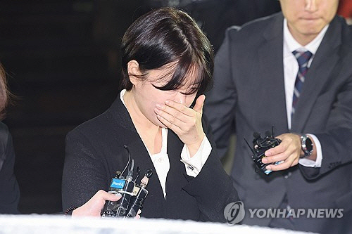 음주운전 사고를 일으킨 문재인 전 대통령의 딸 다혜 씨가 18일 오후 서울 용산경찰서에서 조사를 마친 뒤 차량으로 향하고 있다.   [연합뉴스]